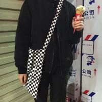 inss同款斜挎帆布包女学生韩版黑白格子原宿手提斜跨单肩书包百搭