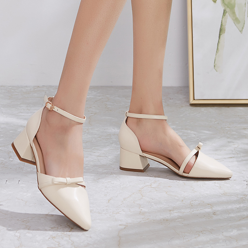 香香莉中空高跟鞋2019春季新款粗跟尖头一字扣单鞋女浅口中跟单凉鞋米