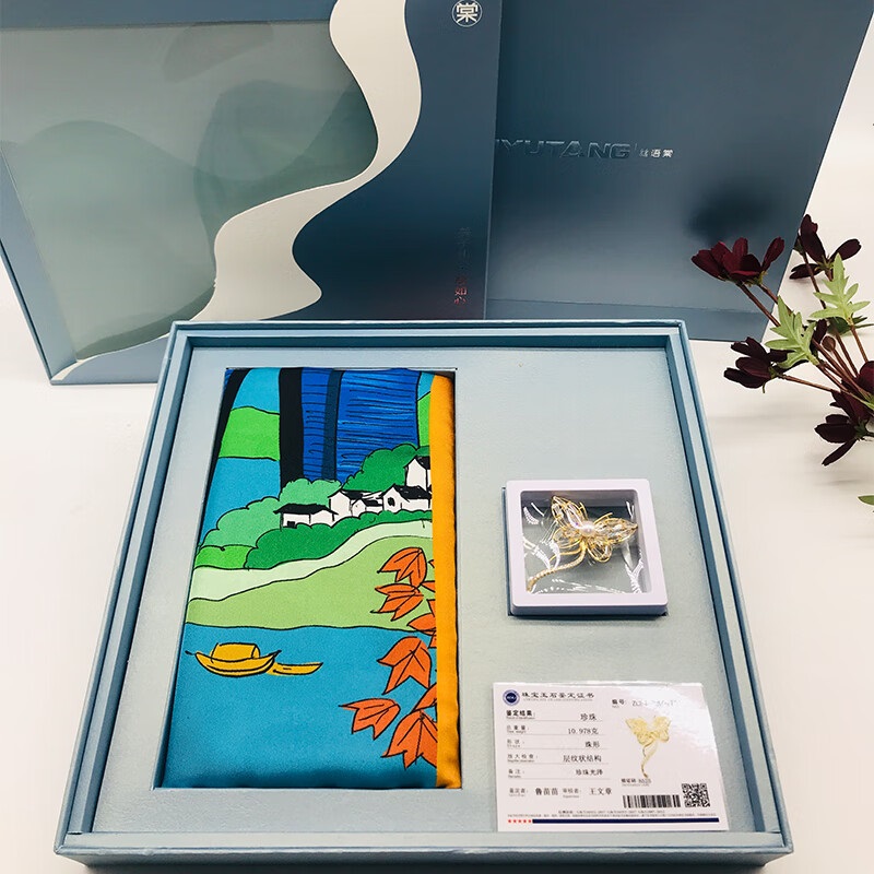 丝语棠 亭亭玉立礼盒(1.90真丝方巾 ;2.珍珠胸针)高清大图