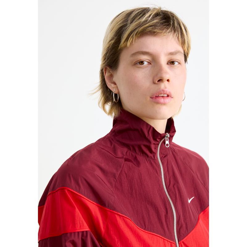 Nike女款运动风衣轻便防风设计时尚休闲户外夹克