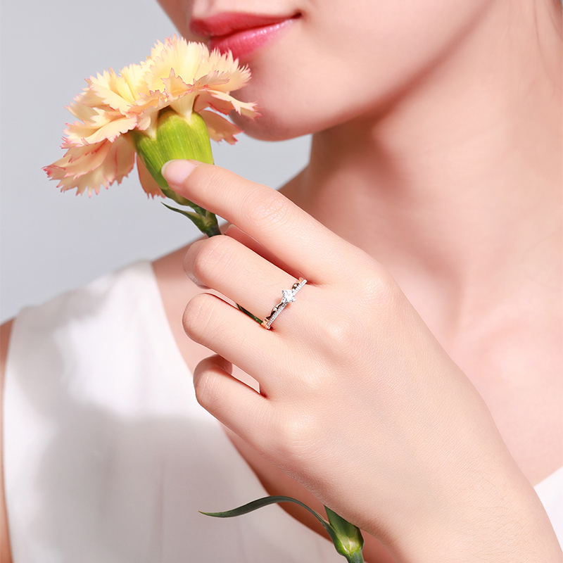 佐卡伊 一生公主 白红18K金钻戒女结婚求婚钻石戒指珠宝礼物