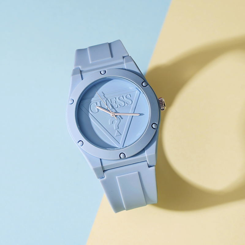 guess倒三角logo浮雕蓝色石英硅胶腕表w0979l6