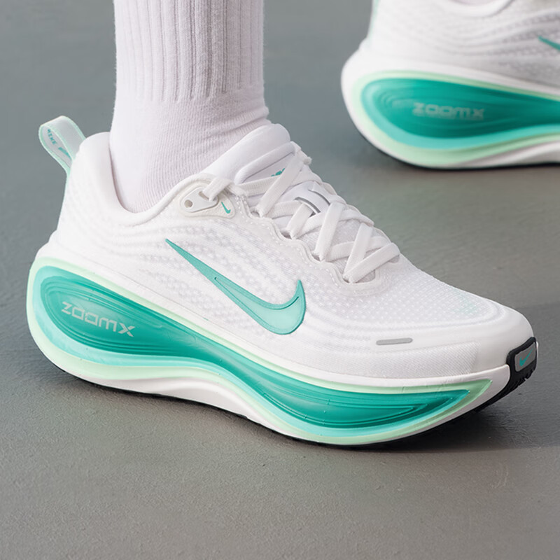 耐克(NIKE)女鞋新款Vomero Plus缓震耐磨运动鞋时尚休闲跑步鞋HV8154-801 ZP