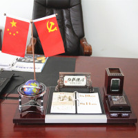 [精选]康百 办公桌台历架笔筒名片盒摆件总经理办公室桌面装饰工艺礼品 办公桌摆件