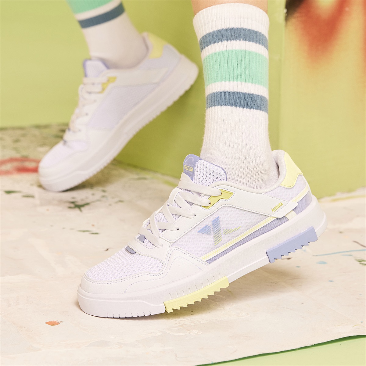 00特步女鞋霓虹板鞋2021新款潮流休闲鞋夏季网面透气运动鞋鞋子0评价