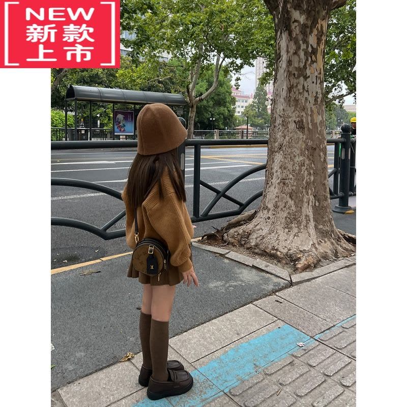 可莉允爱惨了秋天!儿童秋冬焦糖色时髦针织开衫毛衣/百褶半身裙图片