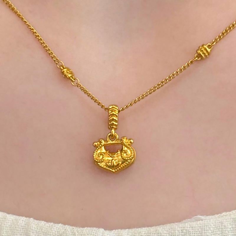 周大福锁愿小鼻嘎荷花锁包足金黄金吊坠计价(工费280)女F236623七夕礼物