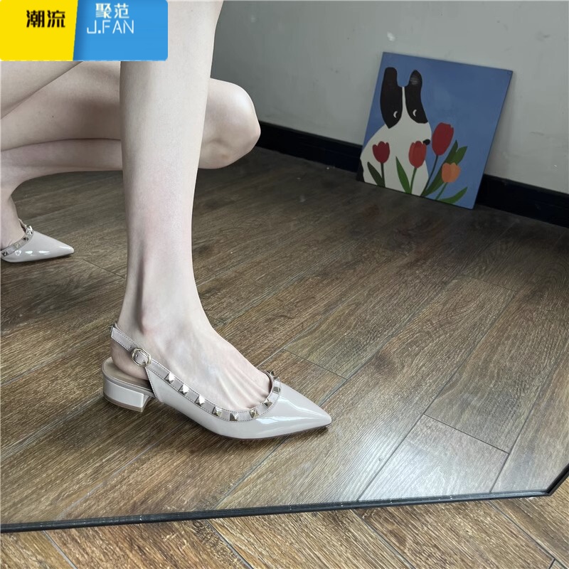 聚范低跟铆钉单鞋女粗跟尖头裸色柳丁平底鞋2024新款漆皮包头凉鞋高清大图