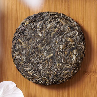 老同志银饼2019猪年99g云南普洱茗茶黑茶生普生茶叶勐海老树古树茶区