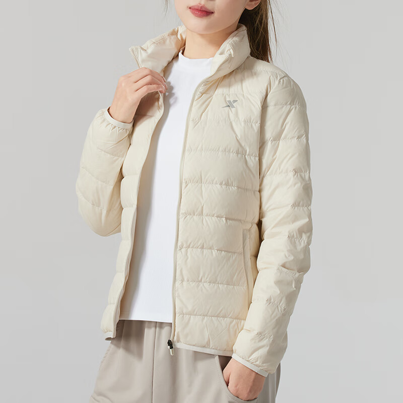 特步(XTEP)女装新款防风轻薄时尚潮流立领保暖运动羽绒服 976428190030豆皮色