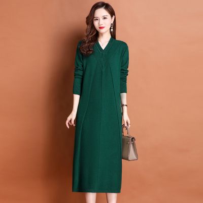 配围巾2024春秋新款羊绒衫女装高个子长款过膝毛衣春秋大码打底羊毛针织连衣裙高端羊毛衫女内搭针织羊绒连衣裙V领套头毛衣女 绿色 M
