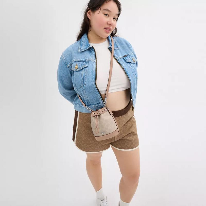 女款迷你桶包拉链收口设计休闲时尚随身包