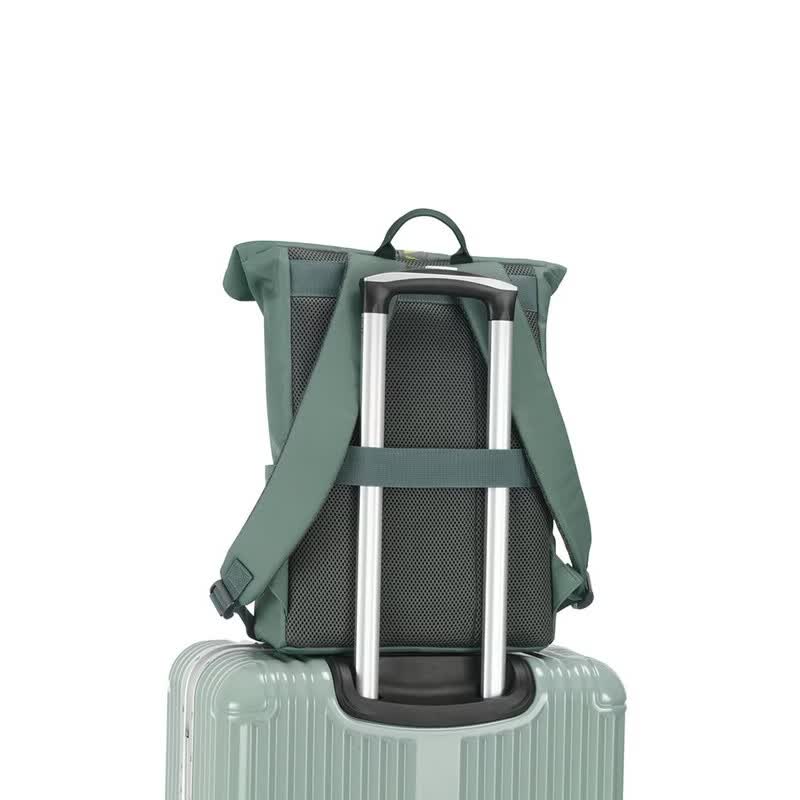 美旅 墨绿色NA7*04001 双肩包28.5×39.5×16cm 背上潮流范 一包两用 容量自由 潮酷登山扣 细节拉满高清大图