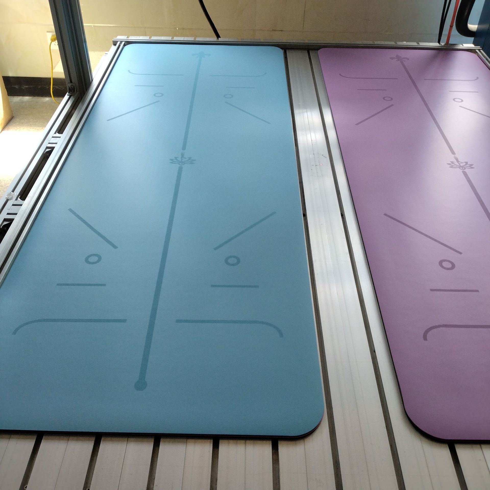 米奇喵pu天然橡胶防滑体位线瑜伽垫运动健身土豪垫吸音减震橡胶静音天蓝色【体位线】183*68*0.5CM