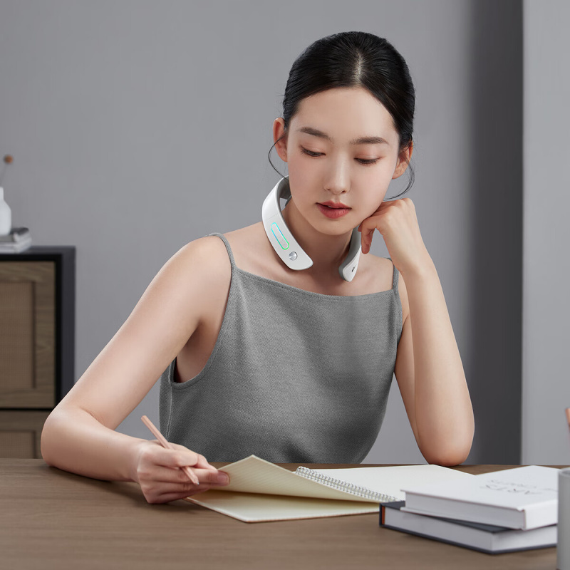 小熊(Bear)颈椎按摩器 肩颈按摩仪U型枕脉冲揉捏理疗护颈仪 白色高清大图