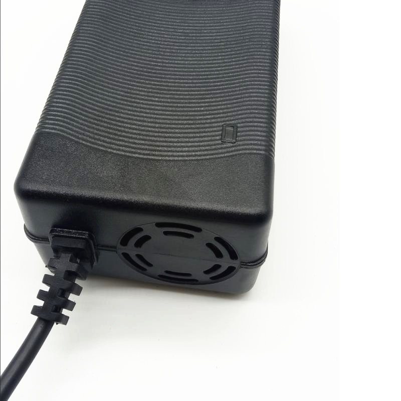 通用型48v锂电池电动滑板车电动车充电器546v3a充电器航空头保一