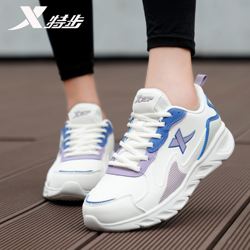 特步女鞋跑步鞋皮面休闲鞋子2022春季新款官方运动鞋女视频