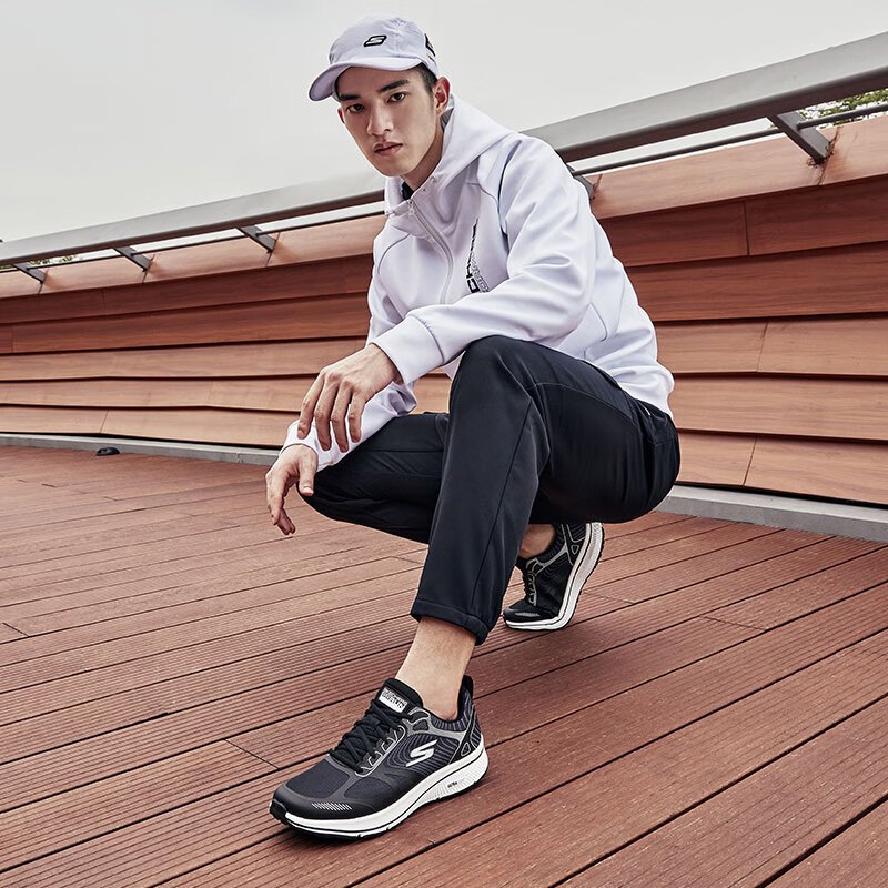 斯凯奇(Skechers)男款减震跑鞋轻便透气网布休闲运动鞋220035 黑色/白KW 41