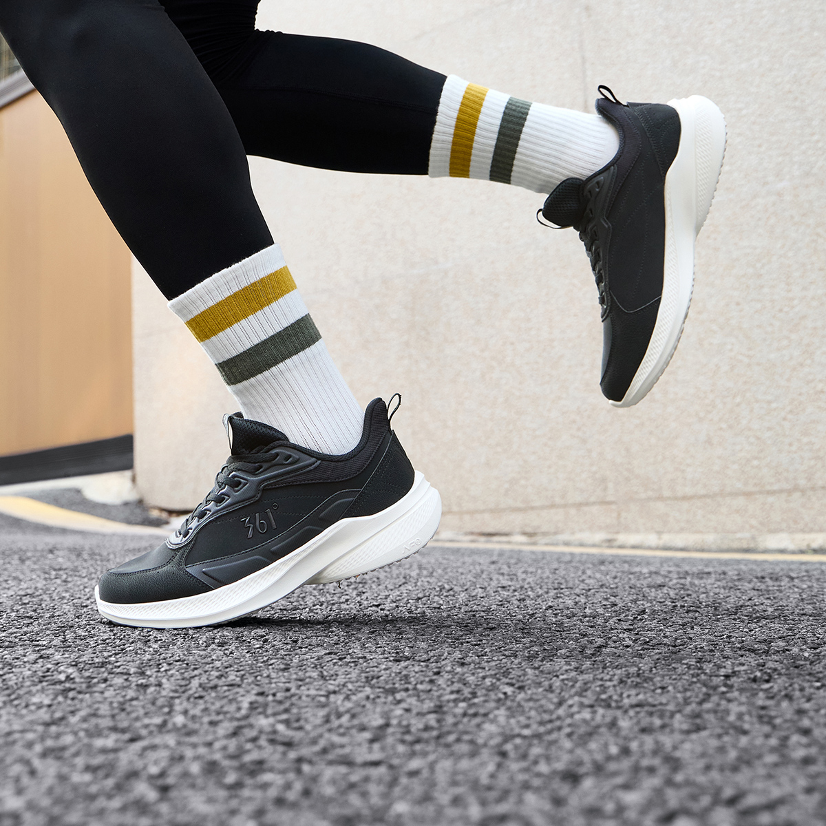 361°男鞋运动鞋新款全黑鞋子皮面舒适跑鞋轻便回弹跑步鞋男高清大图