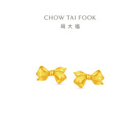 周大福流金岁月系列复古浮雕花纹蝴蝶结足金黄金耳钉计价F235794