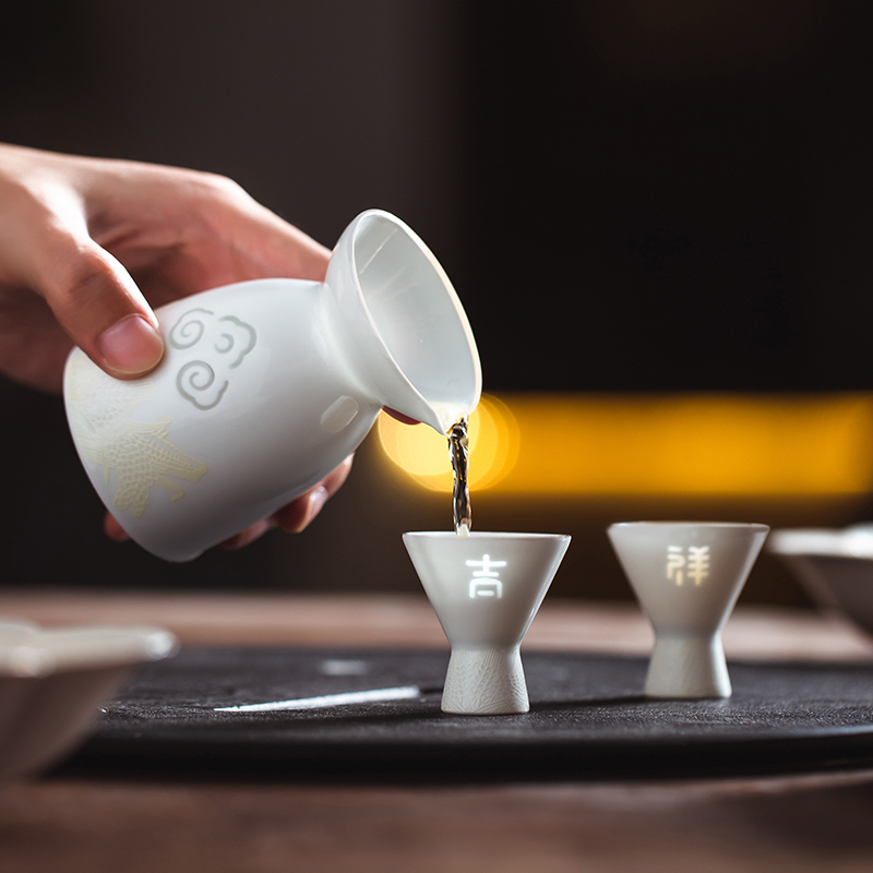 景德镇官方陶瓷吉祥如意酒具套装家用玲珑高脚酒杯分酒器组合小酒吉祥