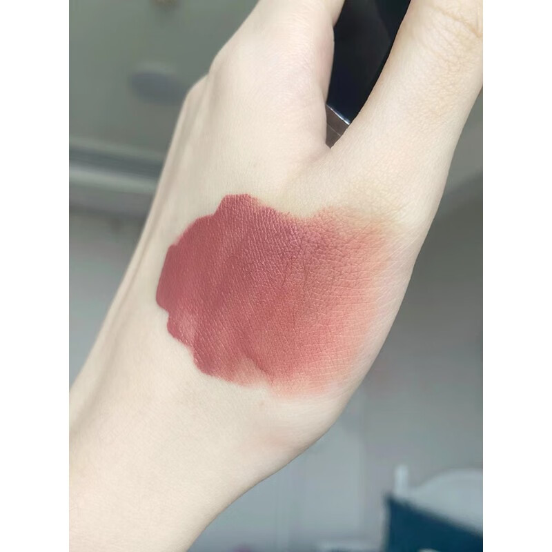 迪奥(Dior)持久黑盖哑光唇釉烈艳蓝金锁色保湿显色唇蜜 100#杏仁奶茶色高清大图