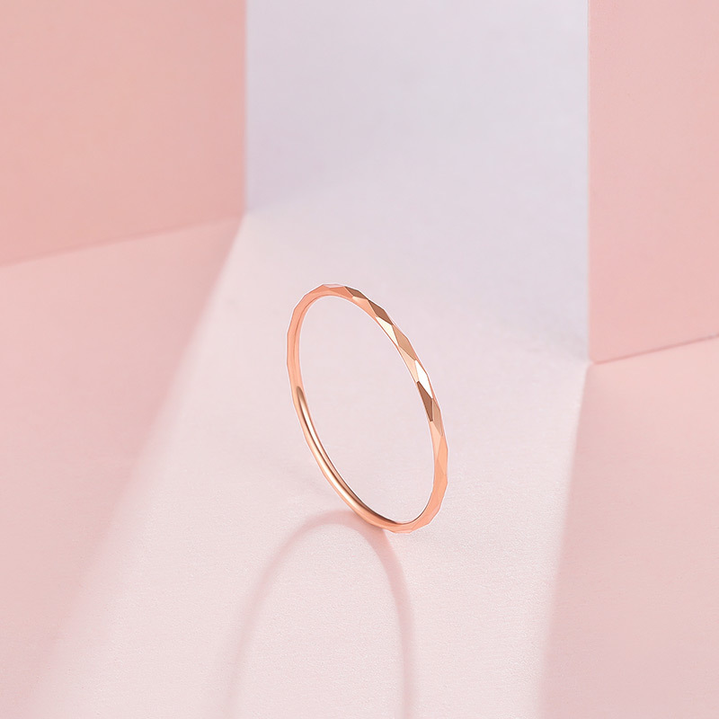 周六福18k金戒指女多彩正品m玫瑰金时尚车花清新光面尾戒彩金素戒ki