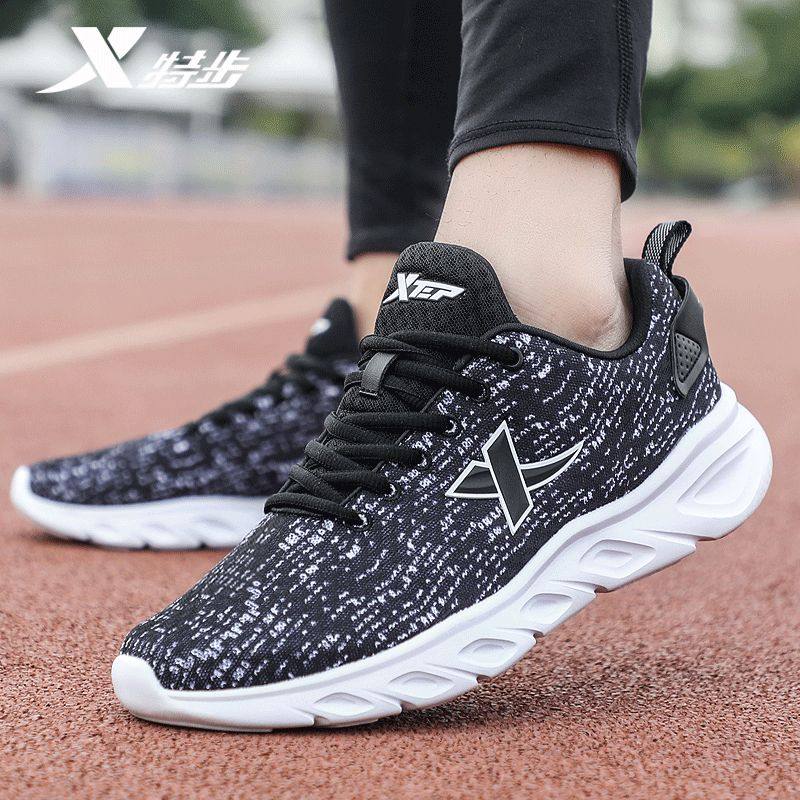 特步男鞋跑步鞋男新款皮面鞋子复古潮鞋男士休闲运动鞋男