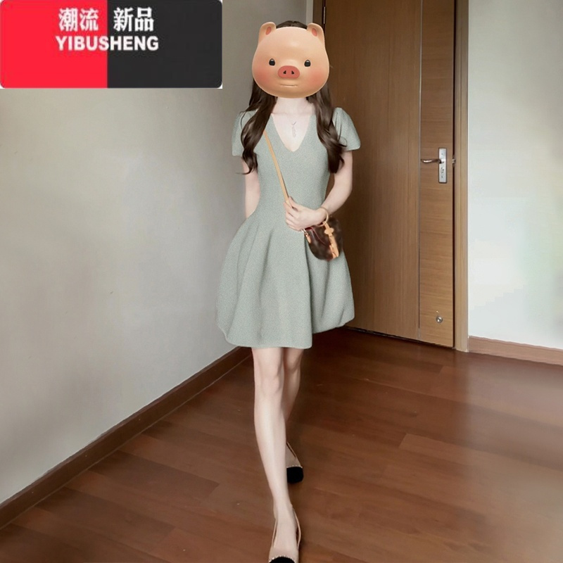 YIBUSHENG季新款法式V领卡其色连衣裙小个子女2024新款a字小众设计感短裙