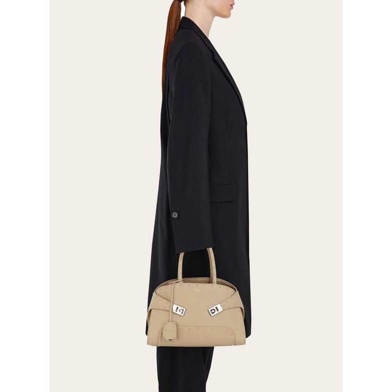 Ferragamo女士手提铆钉中号真皮链条斜挎包