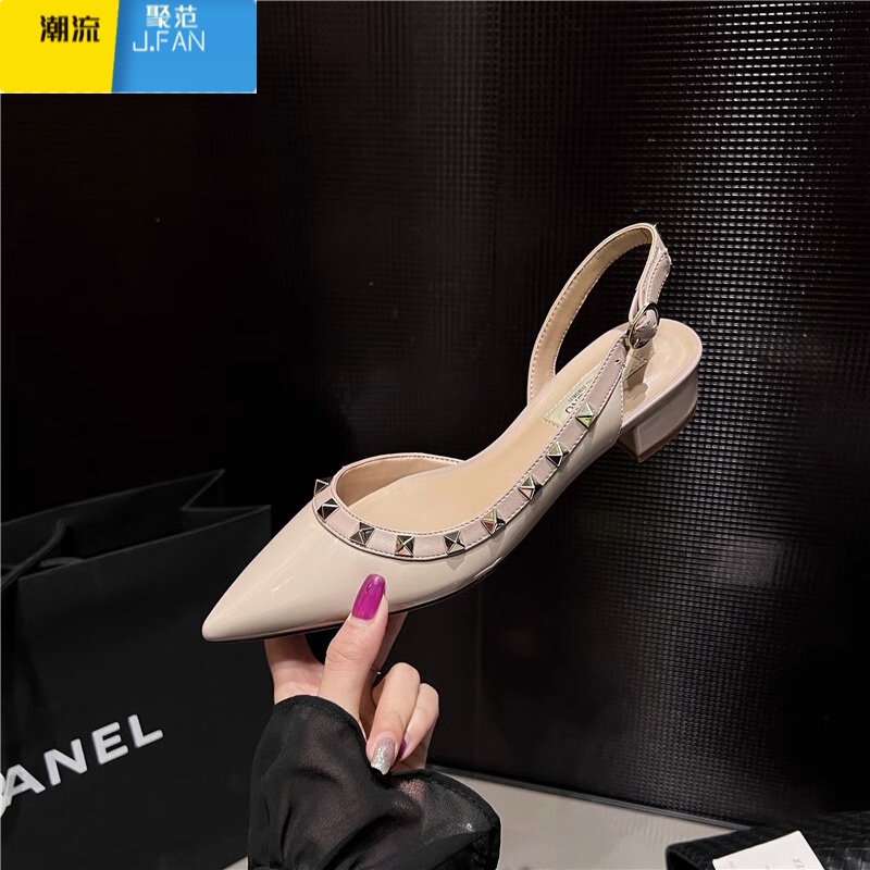 聚范低跟铆钉单鞋女粗跟尖头裸色柳丁平底鞋2024新款漆皮包头凉鞋高清大图