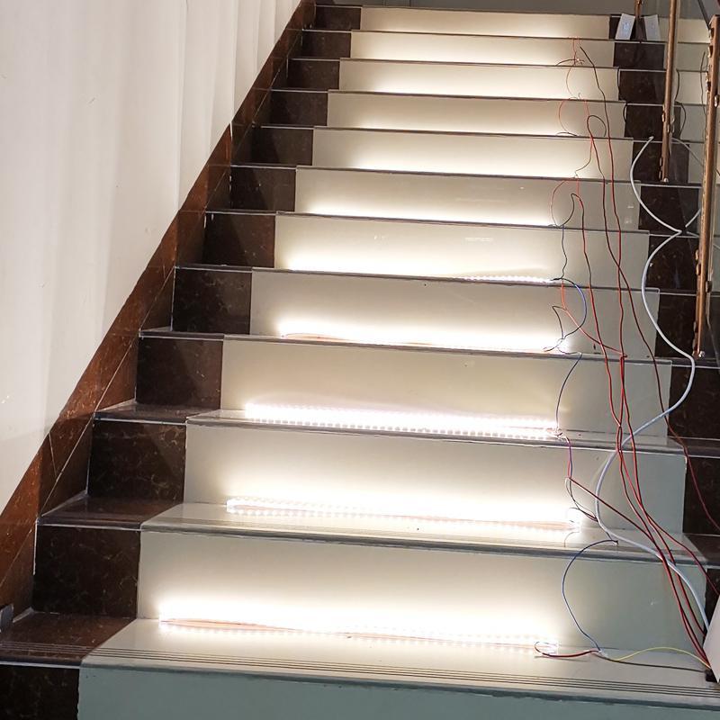 网红楼梯人体感应闪电客台阶led灯带条24v长条嵌入式逐步亮楼梯踏步