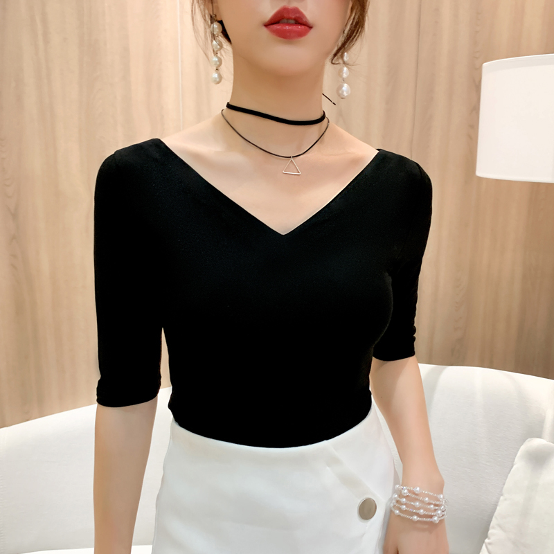 艳如飞黑色中袖t恤女2020年夏季修身显瘦打底衫设计感露锁骨气质v领