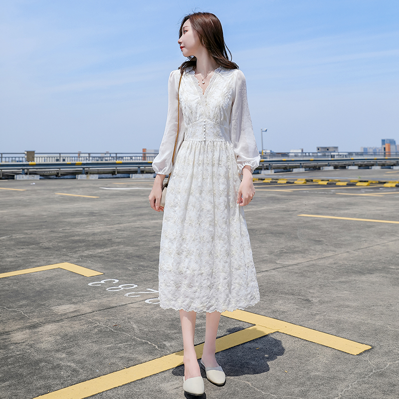 仙的法式设计感白色刺绣连衣裙2020春秋新款小清新甜美v领温柔风长裙