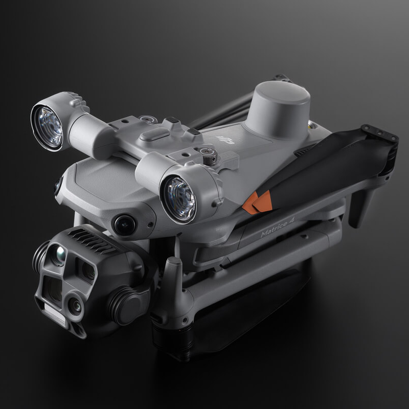 大疆 AL1 探照灯清晰照亮目标广视野照明高清大图