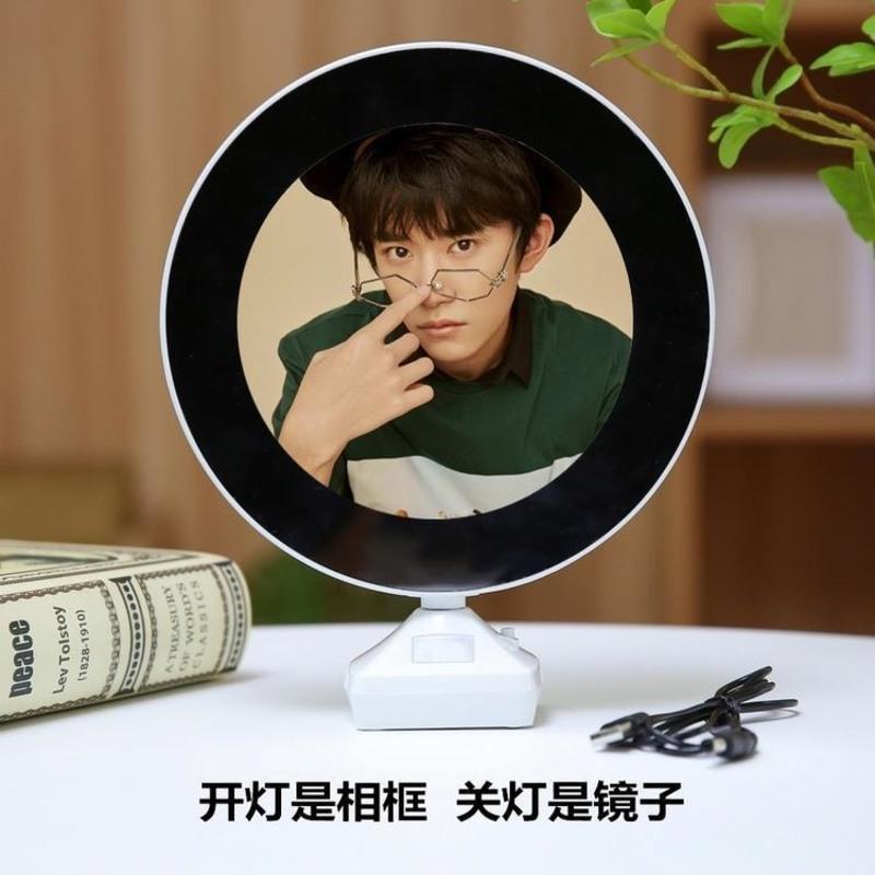 易烊千玺011 镜子相框灯+USB线+三节电池 易烊千玺周边同款镜子相框两用魔镜化妆镜子发光相框