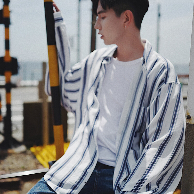 春款韩版蓝白条纹衬衫男2018薄款外套男士休闲衬衣潮白色
