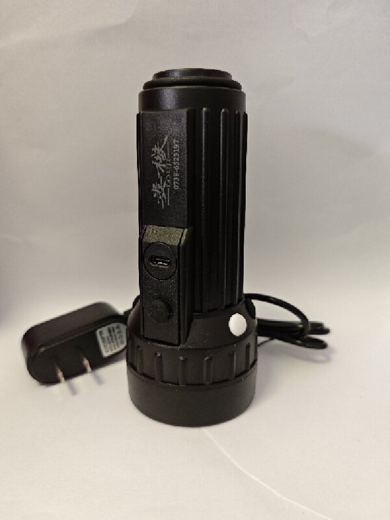 娄机 LOUJI 高亮户外手电筒 LED 1000流明 防水防尘 超远射程 智能调光 轻巧便携高清大图