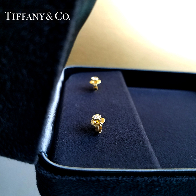 蒂芙尼ELSA PERETTI™系列:Tiffany Diamonds by the Yard™ 18K金镶钻耳钉