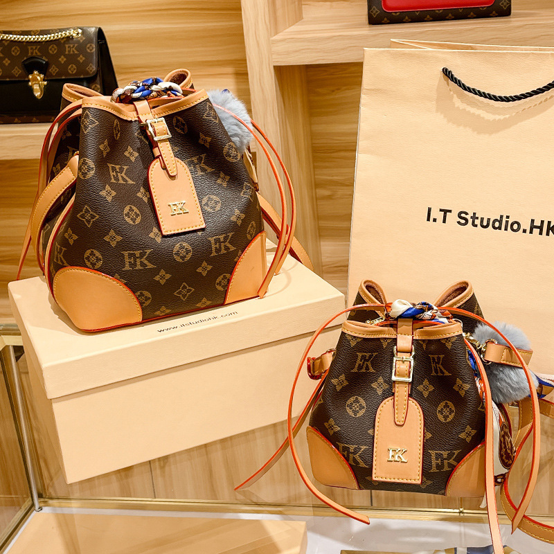 香港真皮女包抽绳水桶包女迷你斜挎包秋冬软皮小包包2023新款包包