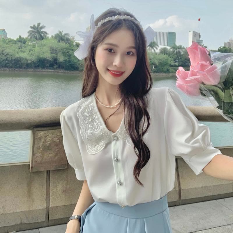 ~复古蕾丝娃娃领灯笼袖别致上衣图片