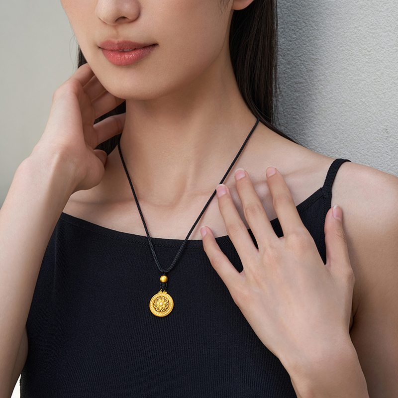 周大福传承系列国韵传承吉祥圆满金足金钻石吊坠fr1551