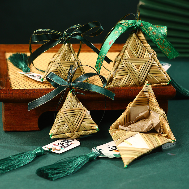 端午节手工编织灯心草粽子挂件艾草粉绿粽挂饰挂件材料包礼盒-熊猫红色-风车款+礼盒-高清大图