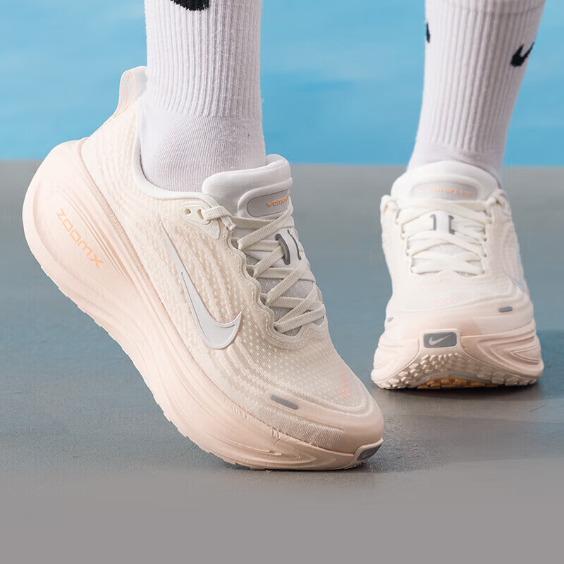 耐克（NIKE）女鞋新款Vomero Plus缓震耐磨运动鞋时尚休闲跑步鞋HV8154-801 ZP高清大图