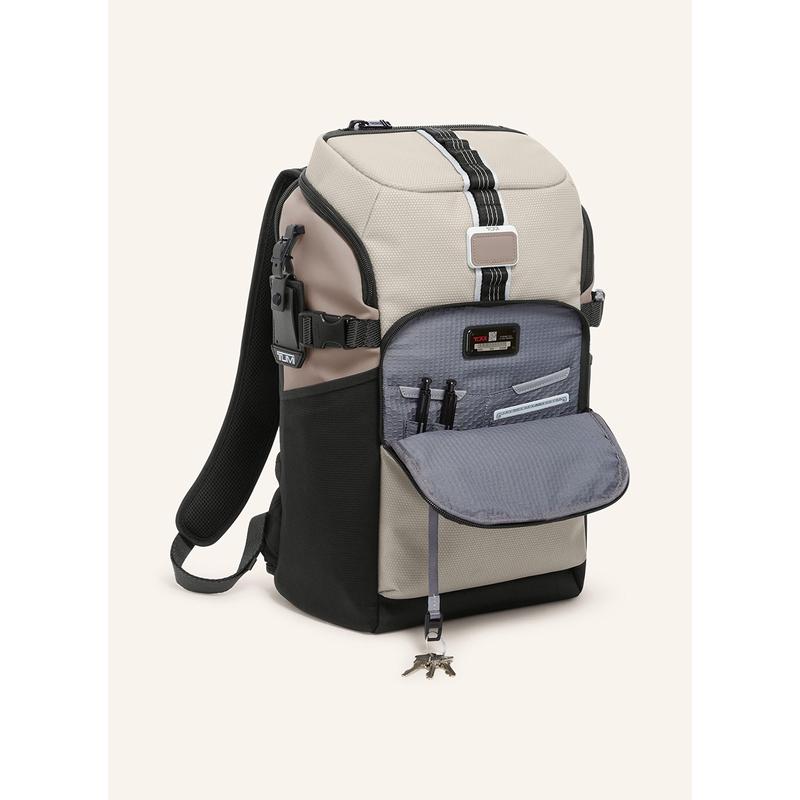 TUMI/途明双肩背包反光材质可调节侧边扣防水隔层便携收纳男用高清大图