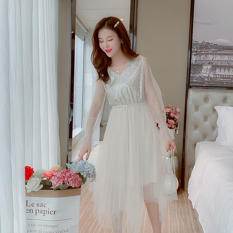 无畏衣衣2020早春新款气质女神范V领亮片网纱连衣裙女中长款喇叭袖女