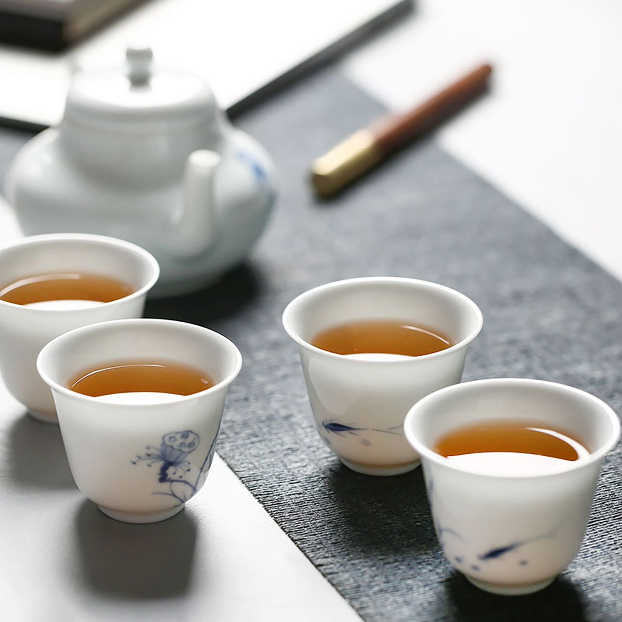 昌南 陶瓷手绘青花茶具套装一壶四杯一公道杯精致六头 鱼嬉莲间高清大图