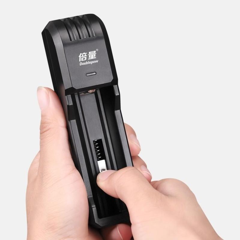 倍量18650锂电池充电器26650强光手电筒大容量锂电池37v充电器单槽