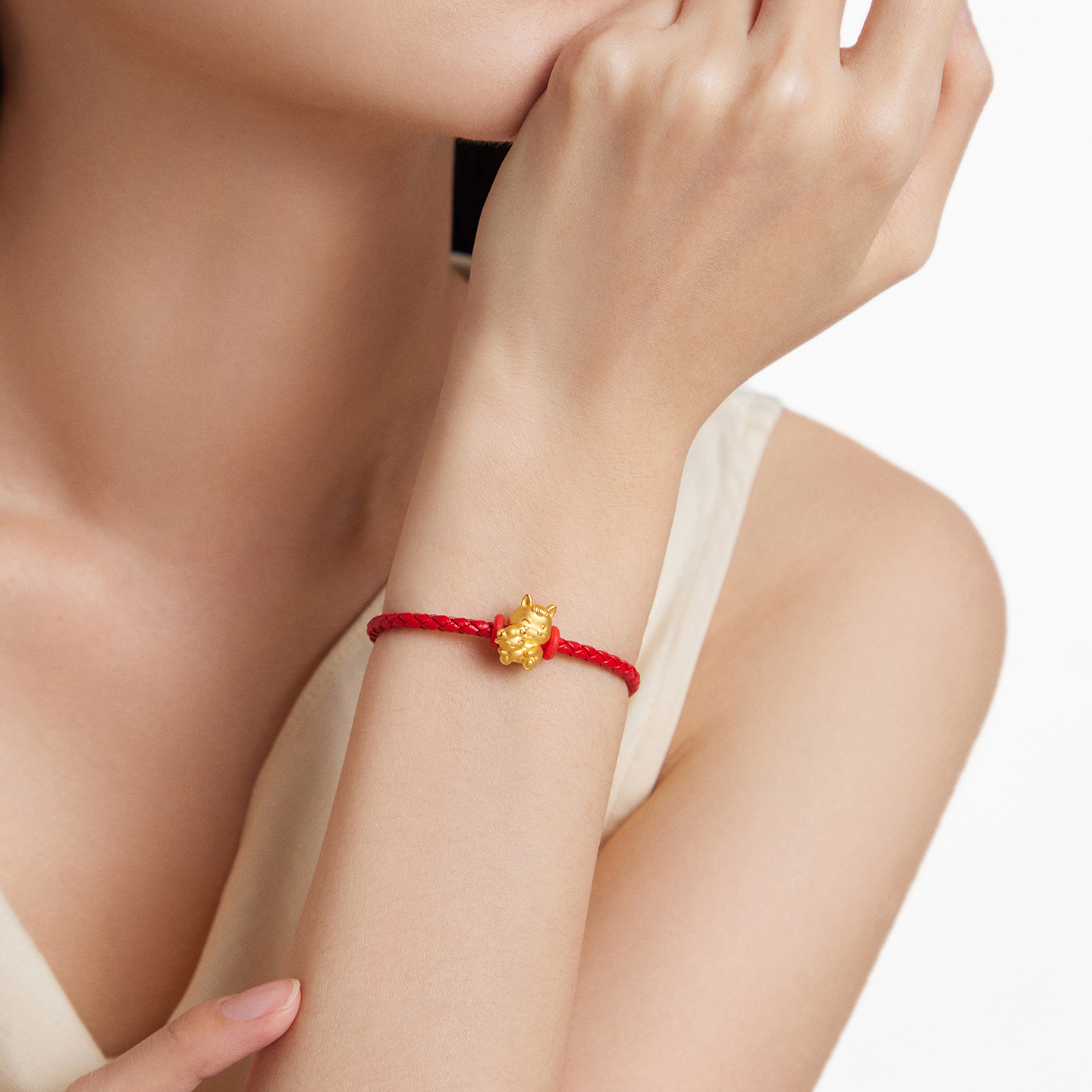 周大福马年生肖系列马抱羊足金黄金转运珠吊坠本命年EOR1562高清大图