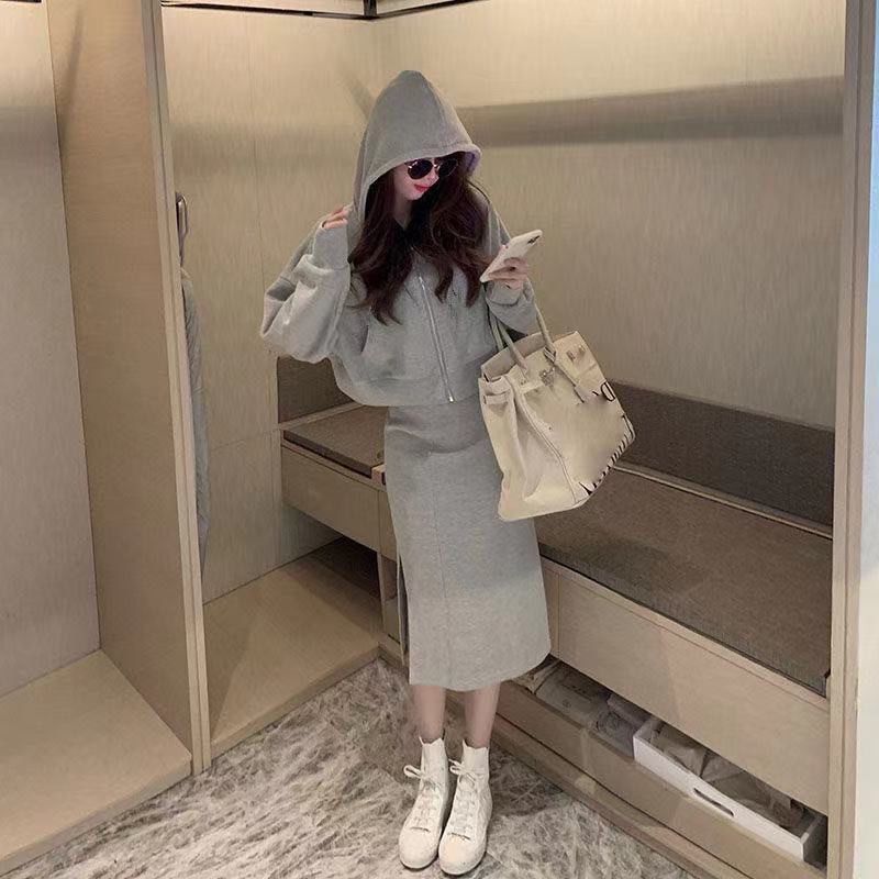 春秋休闲卫衣套装女2021年新款俏皮减龄印花连帽卫衣配开叉半身裙